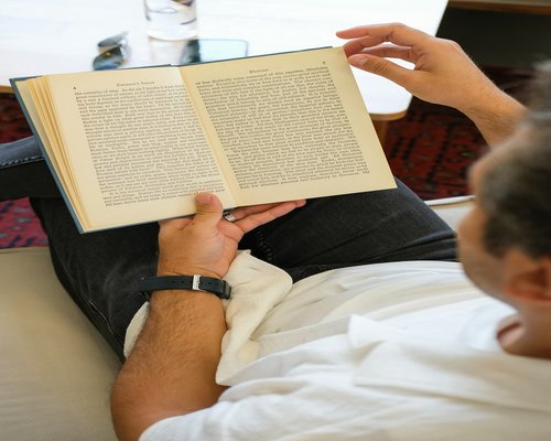 Persona relajada leyendo un libro