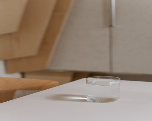 Vaso de agua en un escritorio moderno